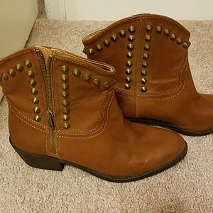 Lady's leather tan boots